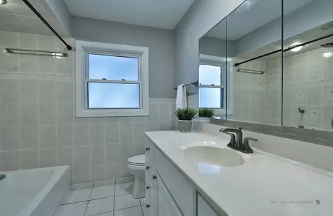 Bath - 1000 E Ardyce Ln, Mount Prospect, IL 60056 photo 1 of 3