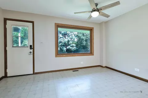 Living - 1000 E Ardyce Ln, Mount Prospect, IL 60056 photo 11 of 12