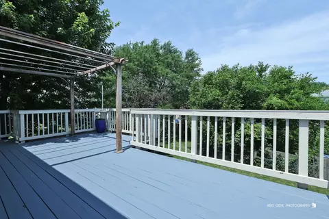 Exterior - 1000 E Ardyce Ln, Mount Prospect, IL 60056 photo 2 of 6