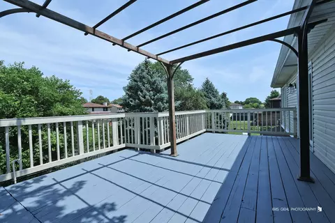 Exterior - 1000 E Ardyce Ln, Mount Prospect, IL 60056 photo 3 of 6