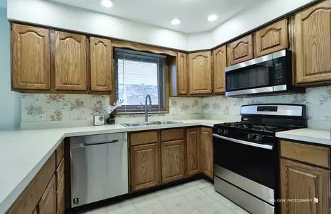 Kitchen - 1000 E Ardyce Ln, Mount Prospect, IL 60056 photo 5 of 7