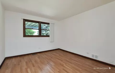 Bedroom - 1000 E Ardyce Ln, Mount Prospect, IL 60056 photo 5 of 7