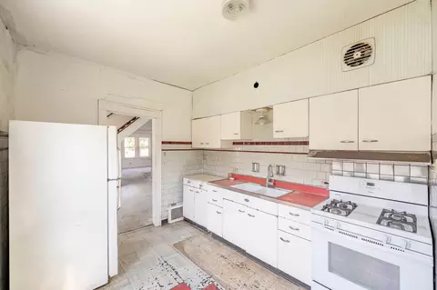 Kitchen - 14947 Hamlin Ave, Midlothian, IL 60445 photo 1 of 2