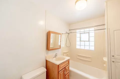 Bath - 14947 Hamlin Ave, Midlothian, IL 60445 photo 1 of 2