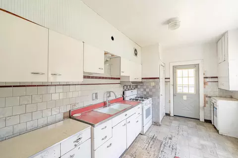 Kitchen - 14947 Hamlin Ave, Midlothian, IL 60445 photo 2 of 2