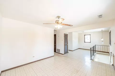 Living - 14947 Hamlin Ave, Midlothian, IL 60445 photo 4 of 4
