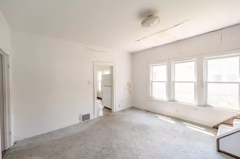Living - 14947 Hamlin Ave, Midlothian, IL 60445 photo 3 of 4