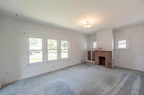 Living - 14947 Hamlin Ave, Midlothian, IL 60445 photo 2 of 4