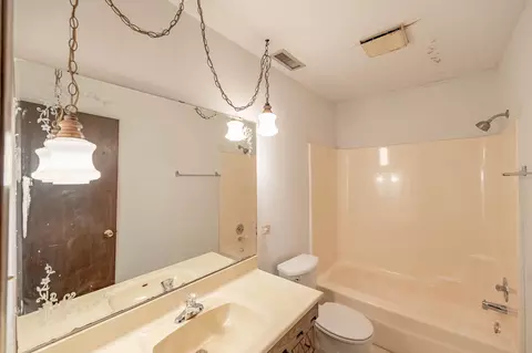 Bath - 14947 Hamlin Ave, Midlothian, IL 60445 photo 2 of 2
