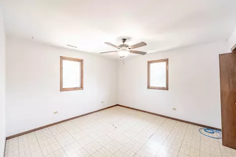Bedroom - 14947 Hamlin Ave, Midlothian, IL 60445 photo 3 of 4