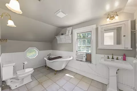 Bath - 2013 Beecher Rd, Plano, IL 60545 photo 2 of 2