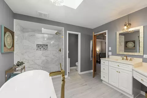 Bath - 443 Timber Ridge Dr, Bartlett, IL 60103 photo 3 of 6
