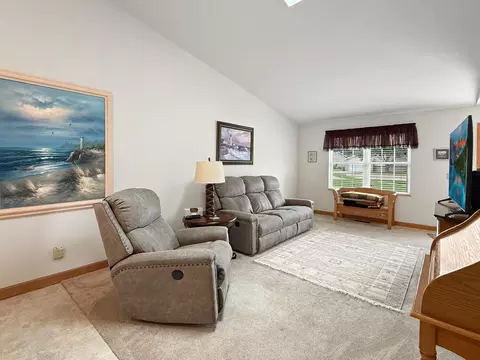 Living - 562 Pine Meadow Dr, Dixon, IL 61021 photo 3 of 6