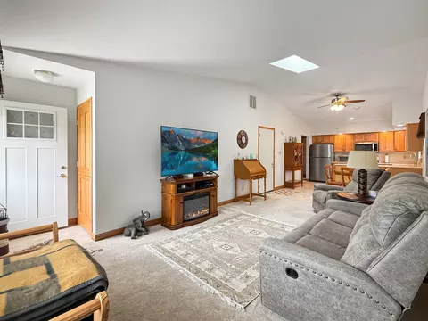 Living - 562 Pine Meadow Dr, Dixon, IL 61021 photo 4 of 6