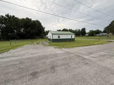 703 O Henry St, Mcleansboro, IL 62859 photo 8