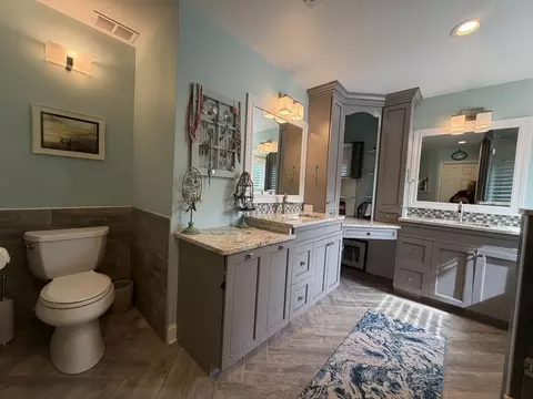 Bath - 1683 Castaway Ct, Hoffman Estates, IL 60010 photo 4 of 4