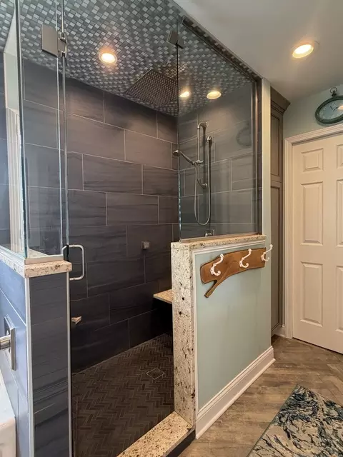 Bath - 1683 Castaway Ct, Hoffman Estates, IL 60010 photo 3 of 4