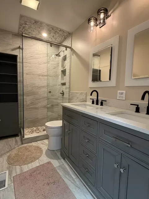 Bath - 1683 Castaway Ct, Hoffman Estates, IL 60010 photo 2 of 4