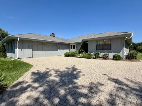 195 Clover Hill Ln, North Barrington, IL 60010