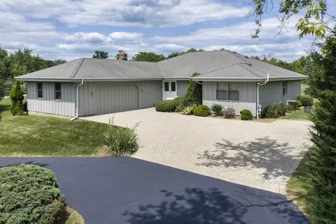 195 Clover Hill Ln, North Barrington, IL 60010