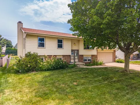 304 S Evergreen Ln, Bloomington, IL 61704