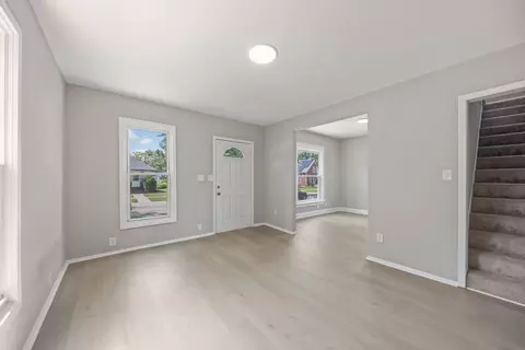Living - 780 S Elm Ave, Kankakee, IL 60901 photo 2 of 4