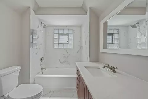 Bath - 780 S Elm Ave, Kankakee, IL 60901 photo 2 of 2