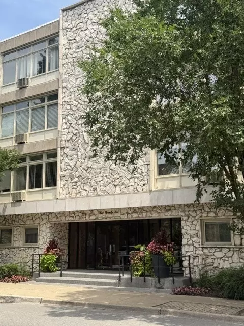 222 N Marion St #2M, Oak Park, IL 60302