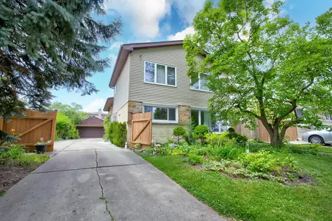 8936 N Elmore St, Niles, IL 60714