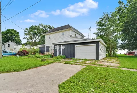 Exterior - 105 W Maple St, Roberts, IL 60962 photo 2 of 7