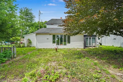 Exterior - 105 W Maple St, Roberts, IL 60962 photo 4 of 7