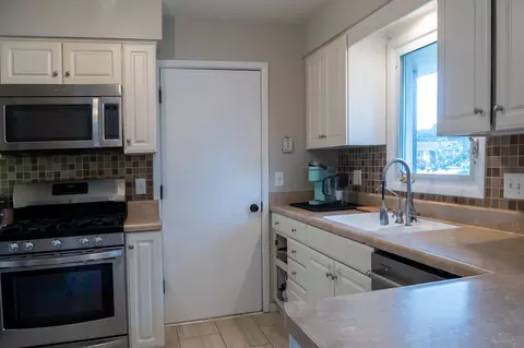 Kitchen - 810 42nd St, Moline, IL 61265 photo 2 of 3