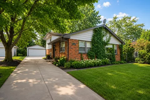 421 E Courtland St, Mundelein, IL 60060