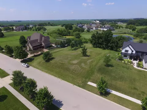 7555 Fairway Dr, Yorkville, IL 60560