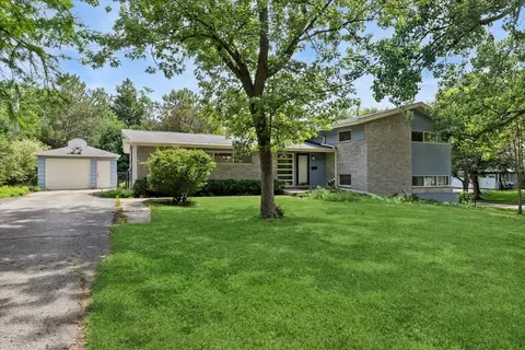 1958 Castlewood Rd, Highland Park, IL 60035