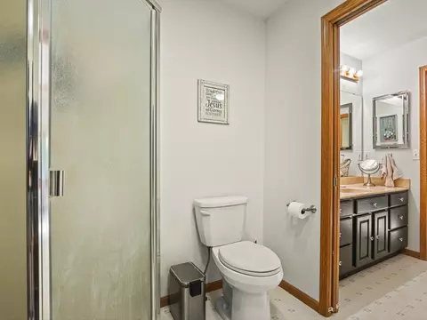 Bath - 2085 Lake Summerset Rd, Davis, IL 61019 photo 4 of 5