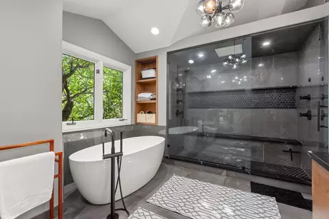 Bath - 112 Brinker Rd, Barrington Hills, IL 60010 photo 3 of 8
