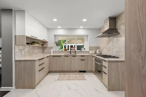 Kitchen - 112 Brinker Rd, Barrington Hills, IL 60010 photo 3 of 5