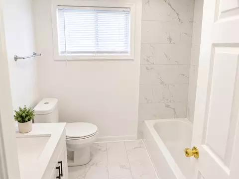 Bath - 16225 Central Park Ave, Markham, IL 60428 photo 1 of 2