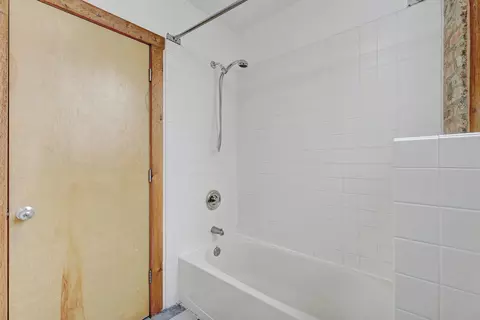 Bath - 1663 W Pratt Blvd #2, Chicago, IL 60626 photo 1 of 2