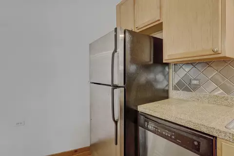 Kitchen - 1663 W Pratt Blvd #2, Chicago, IL 60626 photo 4 of 4