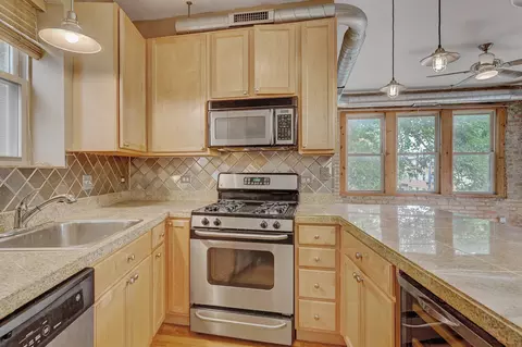 Kitchen - 1663 W Pratt Blvd #2, Chicago, IL 60626 photo 3 of 4