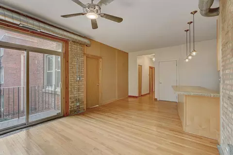 Living - 1663 W Pratt Blvd #2, Chicago, IL 60626 photo 3 of 5