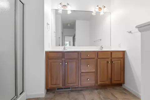 Bath - 5 Spring Ridge Cir, Bloomington, IL 61704 photo 1 of 1