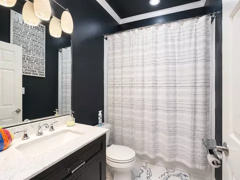 Bath - 394 Broadmoor Ln, Bartlett, IL 60103 photo 3 of 4