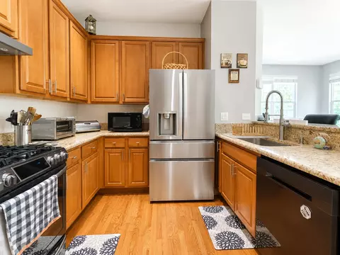 Kitchen - 394 Broadmoor Ln, Bartlett, IL 60103 photo 3 of 4