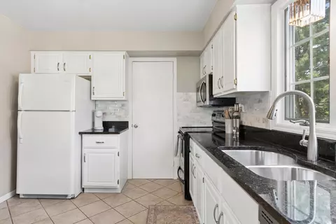 Kitchen - 230 Windsor Ln #D, Willowbrook, IL 60527 photo 1 of 2