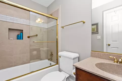 Bath - 610 Grant Ct, Burr Ridge, IL 60527 photo 4 of 6