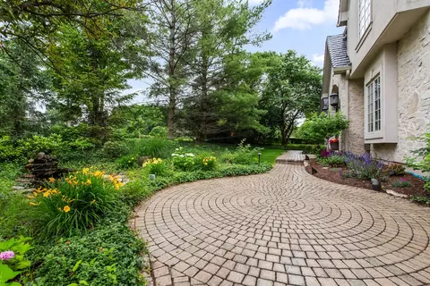 Exterior - 610 Grant Ct, Burr Ridge, IL 60527 photo 4 of 10