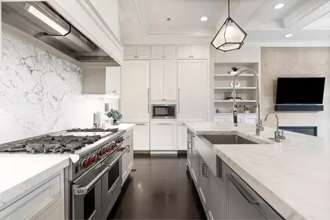 Kitchen - 1634 W Surf St, Chicago, IL 60657 photo 4 of 5